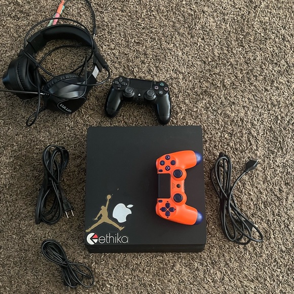 Playstation 4 - Picture 1 of 3